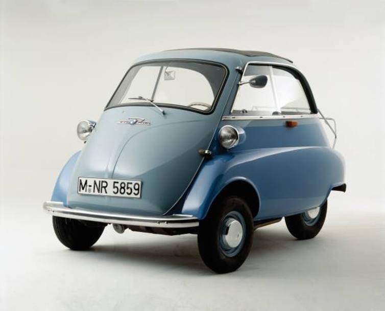 La Bmw Isetta, figlia del progetto della italiana Iso: la prima citycar della storia fu un successo clamoroso 